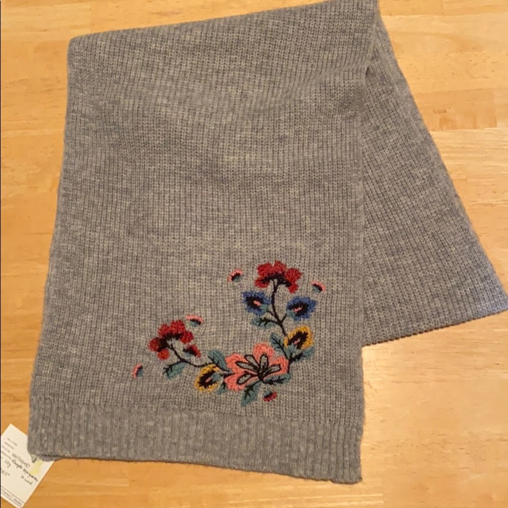 Grey scarf with floral embroidery